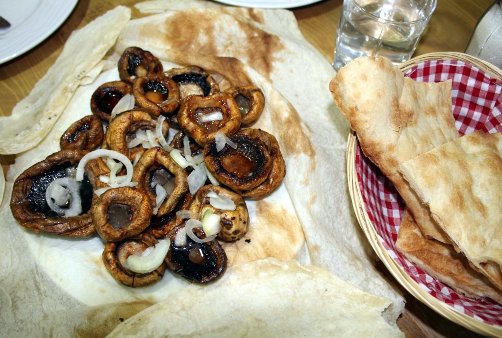 HERKKUSIENISASLIKIT OLI KÄÄRÄISTY OHUEN LEIVÄN SISÄÄN