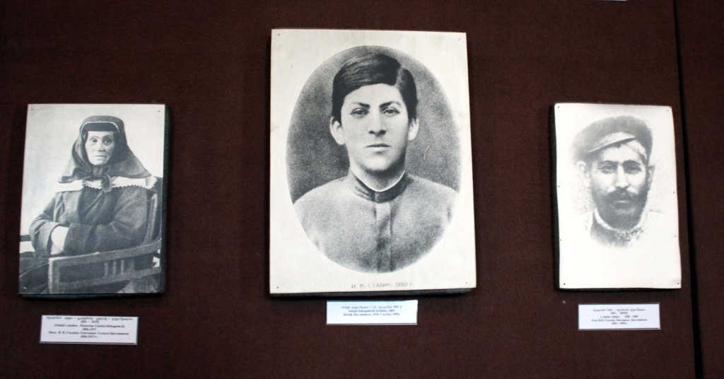 NUORI STALIN JA HÄNEN VANHEMPANSA