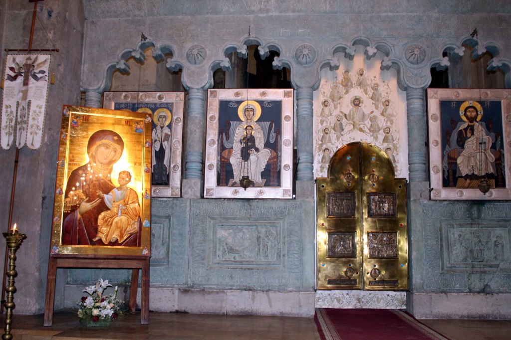 IKONIT LOISTIVAT KULTAISINA