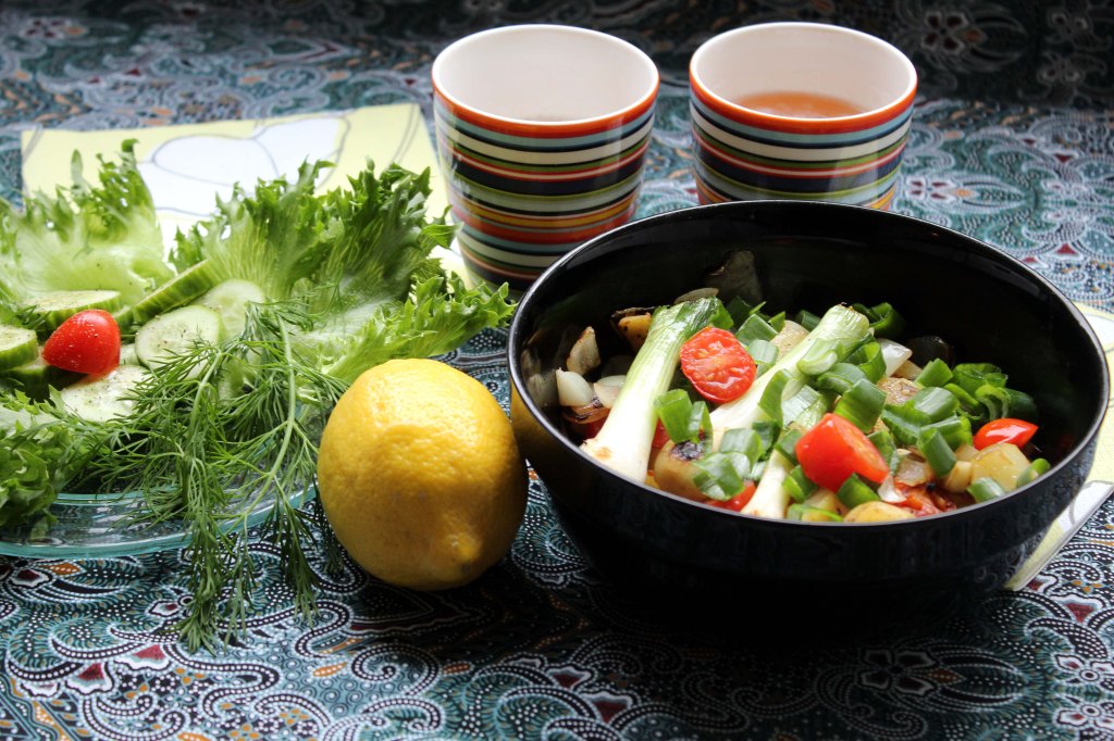 VIHREÄÄ SALAATTIA JA PAISTINPERUNOITA SIPULIN KERA