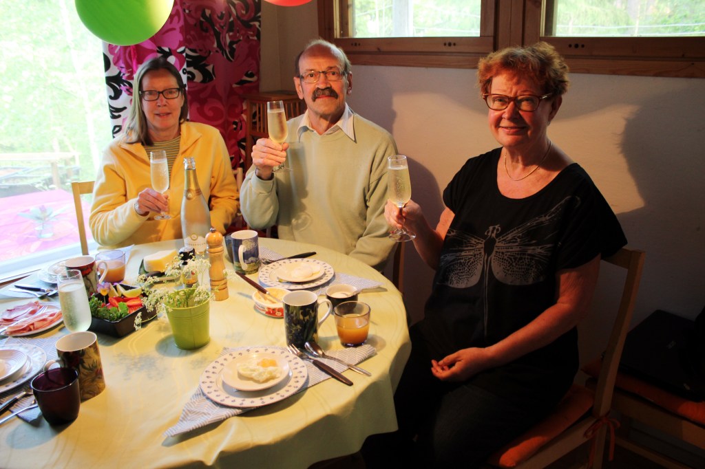 AAMUPÄIVÄ VIERÄHTI RATTOISASTI RUUAN JA JUHLAJUOMIEN PARISSA