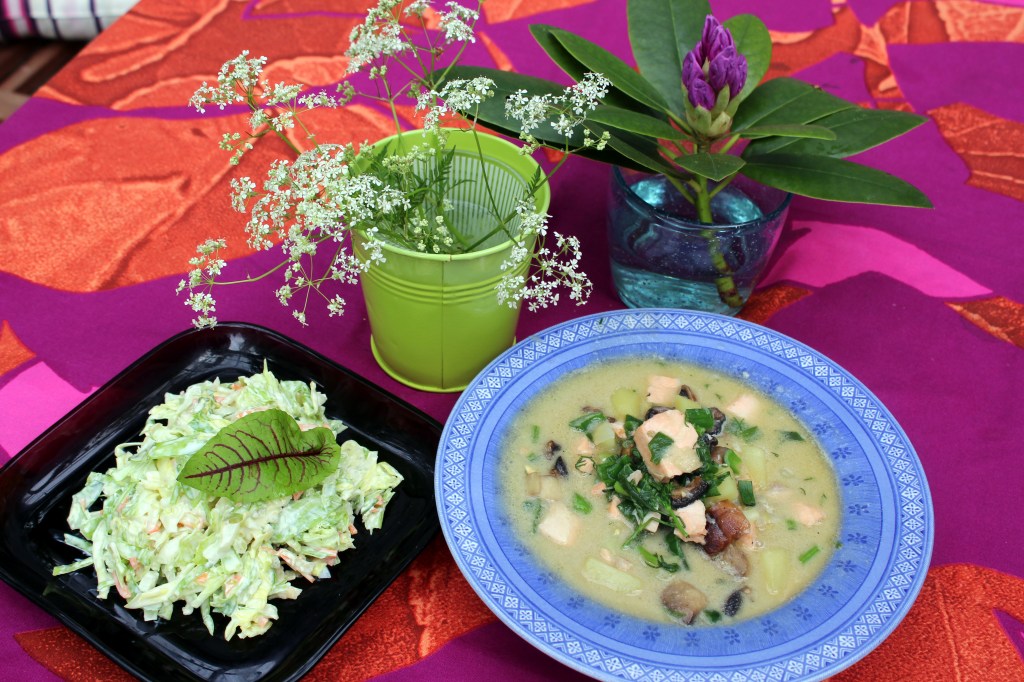 HÖYRYÄVÄÄ KALAKEITTOA JA COLESLOWTA 