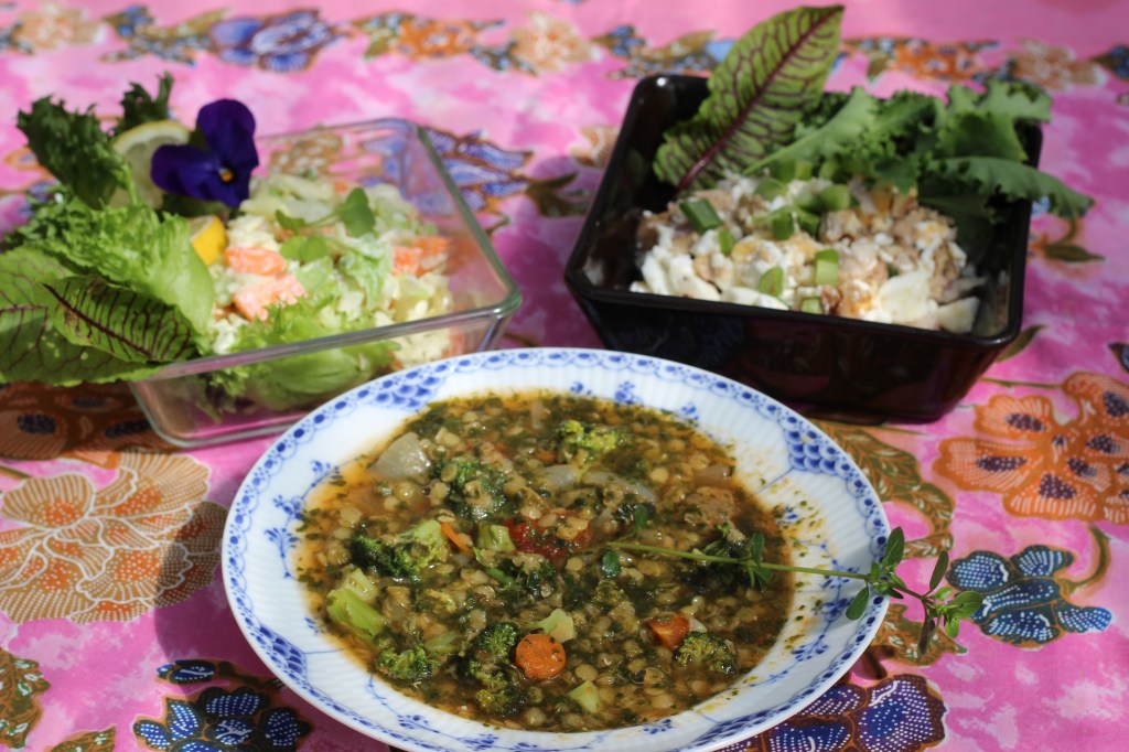 LINSSIKEITTOA SIENI- JA KAALISALAATTIEN KERA