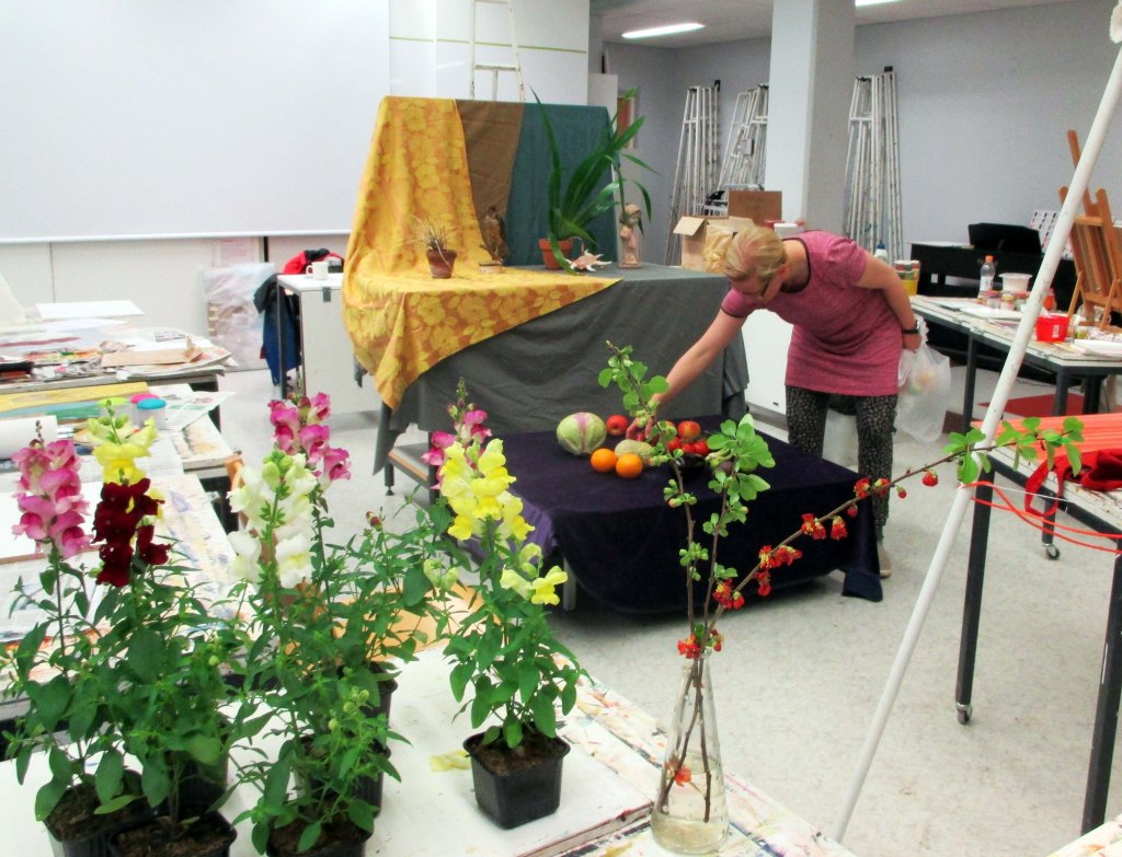 OPETTAJA RAKENTAA HEDELMÄASETELMAA