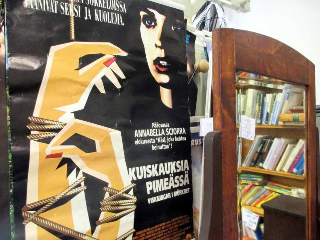 KIRPPUTOREILTA VOI LÖYTÄÄ HÄTKÄHDYTTÄVIÄ JULISTEITA