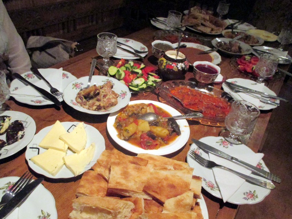 PITOPÖYTÄ GEORGIAN TAPAAN