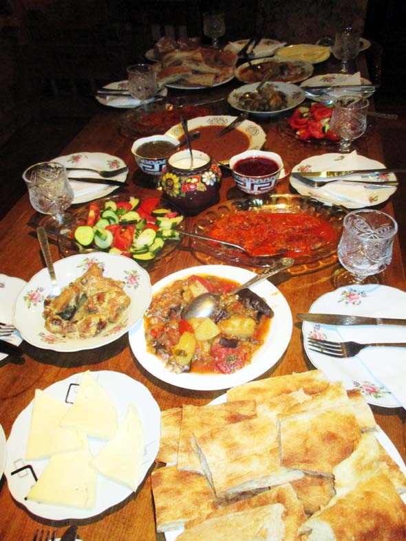 ILLALLISPÖYTÄ ON KATETTU