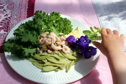 pinaattipastaa ja valkosipulikatkarapuja