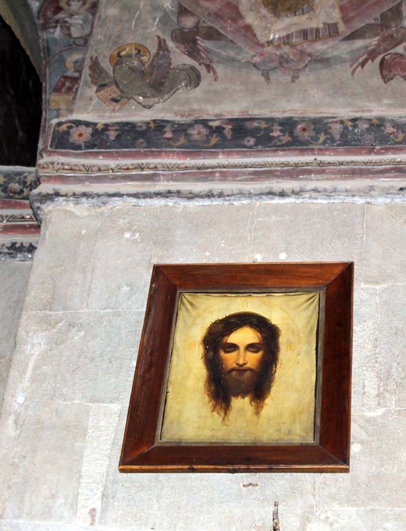 OVATKO KRISTUKSEN SILMÄT AUKI VAI KIINNI?