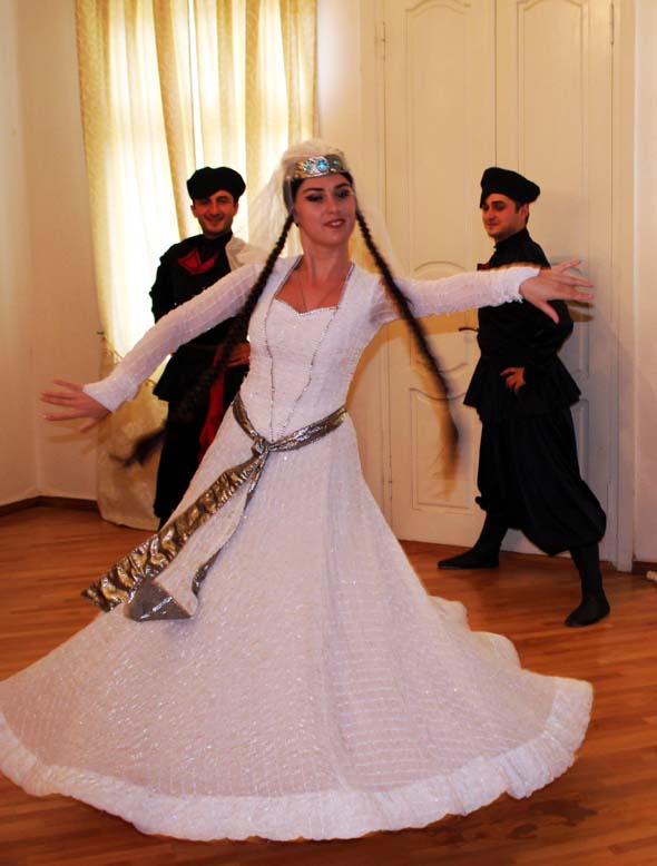 GEORGIALAINEN TANSSIRYHMÄ ESIINTYI