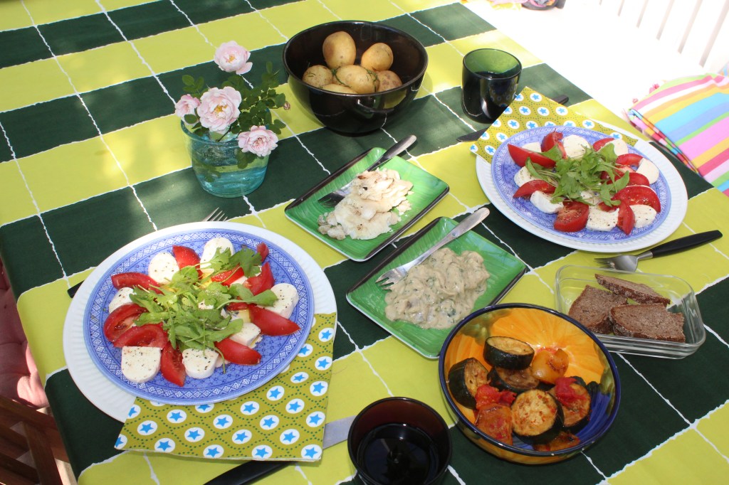 UUSIA PERUNOITA, SINAPPISILAKOITA JA MOZZARELLASALAATTIA