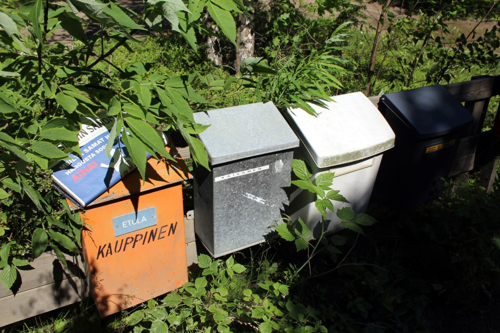 ONNI ON TUORE SANOMALEHTI MÖKKIPOSTILAATIKOSSA