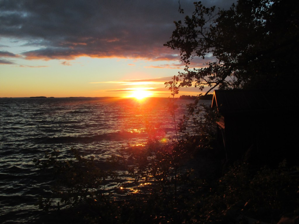 AURINKO LASKI UPEASTI VAIKKA TAIVAALLA OLI MUSTIA PILVIÄ