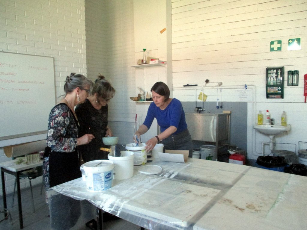 RIIKKA-OPETTAJA VALMISTAA GESSOA