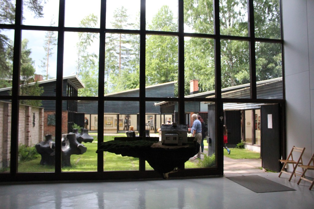 VALOISIA NÄYTTELYHALLEJA