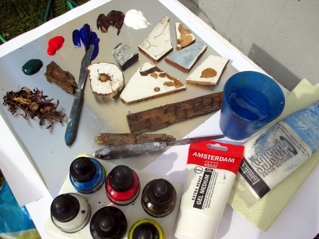 TAITEILIJAN TYÖPÖYTÄ VÄRIEN JA MAALAUSMALLIEN KERA