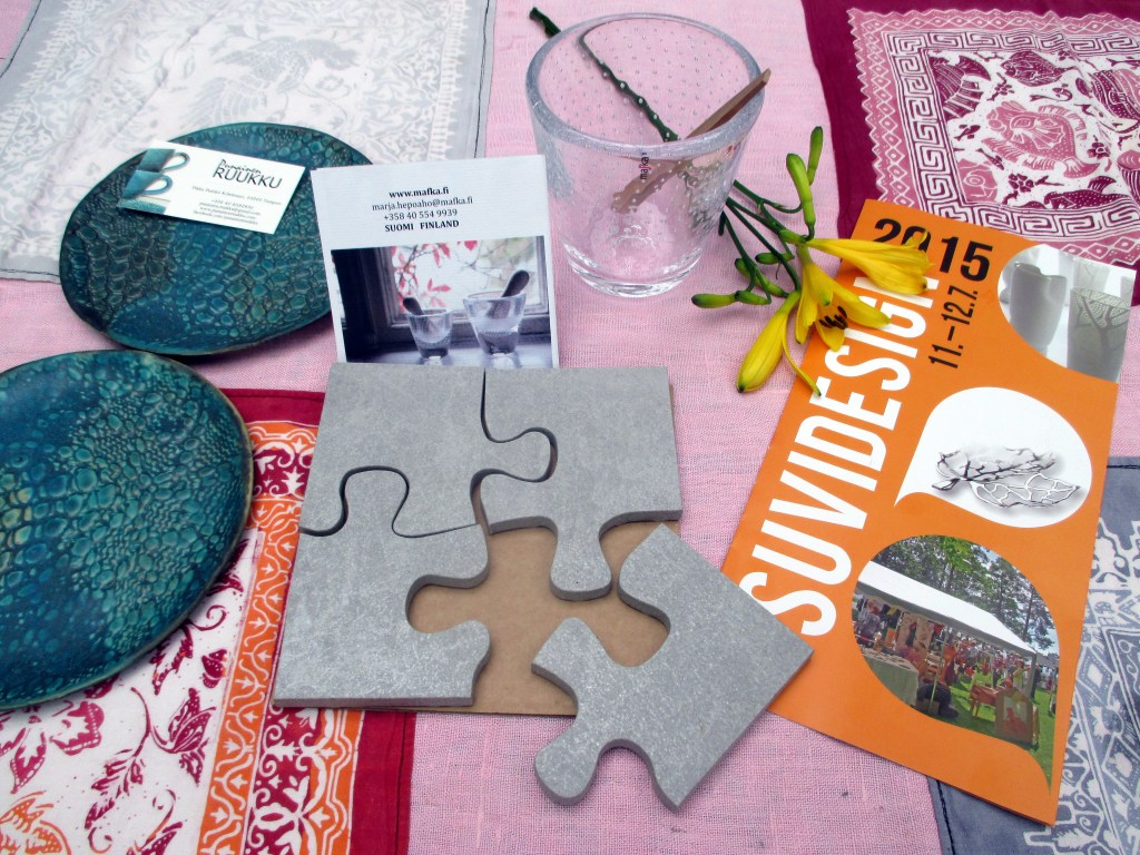 PALAPELISTÄ SAA KÄTEVÄSTI NELJÄ PANNUNALUSTAA