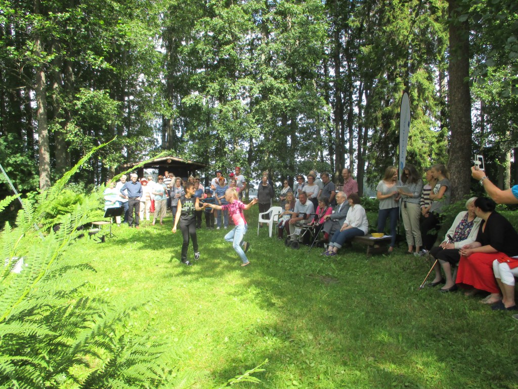 TENHOLAN KYLÄJUHLISSA NUORET ESITTIVÄT TANSSINUMEROJA