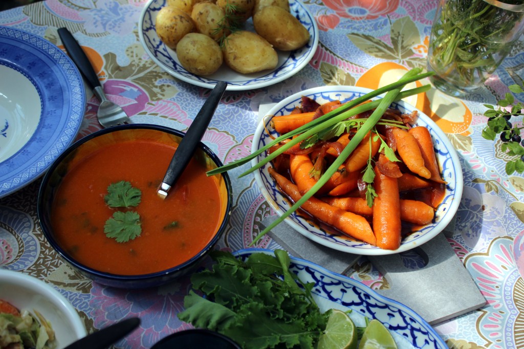 HERKKUPORKKANOITA JA KORIANTERIMAUSTEISTA TOMAATTIKEITTOA