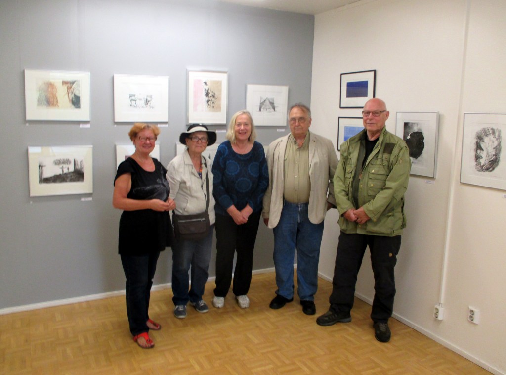 TYÖKAVERIT KÄVIVÄT KATSASTAMASSA GALLERIA PAPERIHUONEEN