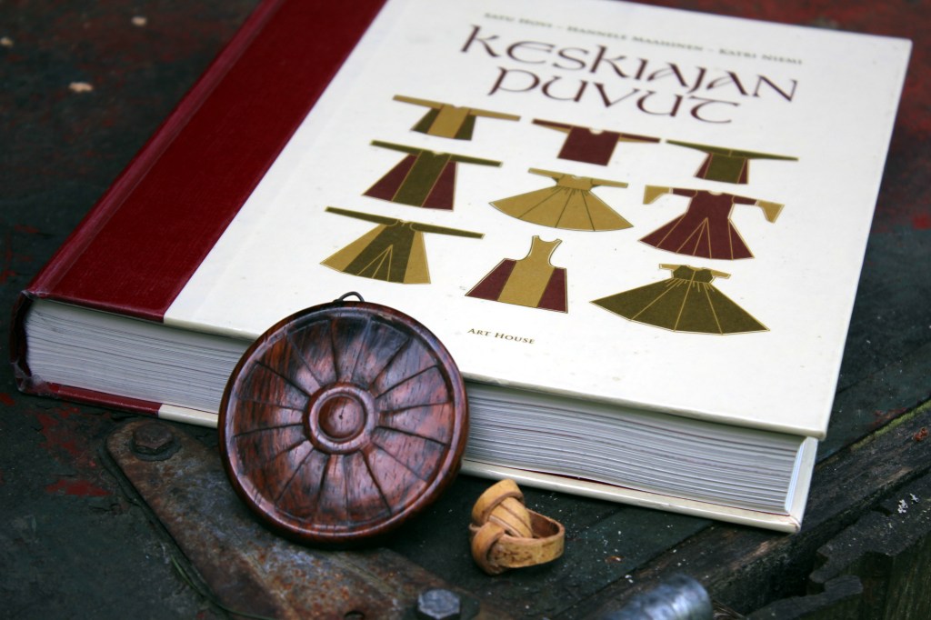 PUUKORU ON JUSSIN MIKKO-VELJEN KÄSIALAA, TUOHISORMUS RIPPIKOULULEIRILTÄ