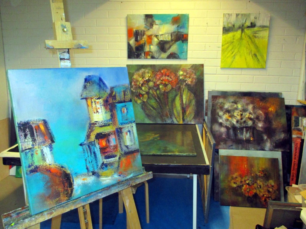 KUUSI ÖLJYVÄRITYÖTÄ OVAT VIIMEISTELYÄ VAILLE VALMIIT ELOKUUN NÄYTTELYYN TAMPEREELLE