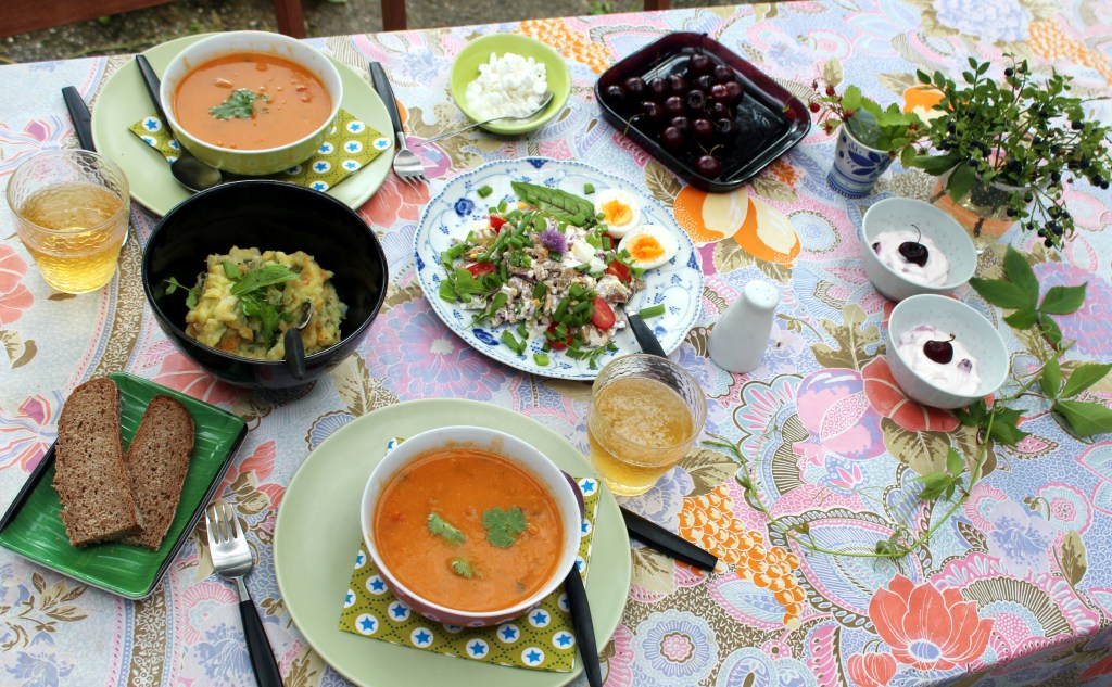 MÖKKILOUNAALLA TOMAATTIKEITTOA, JUURESMUHENNOSTA JA METSÄSIENISALAATTIA