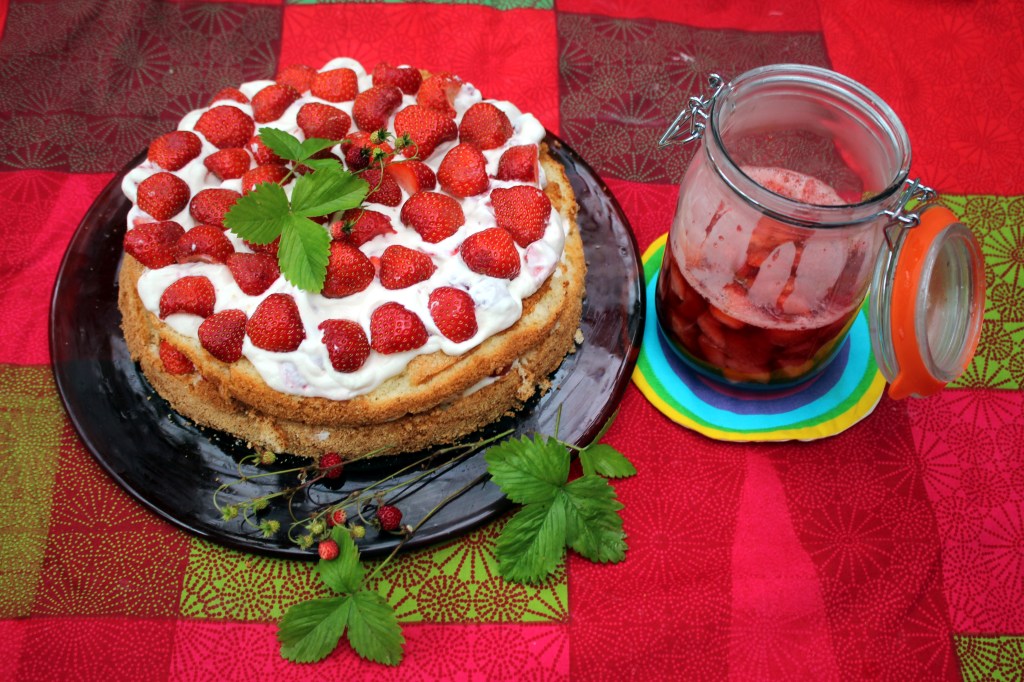 KESÄN 2015 ENSIMMÄINEN MANSIKKAKAKKU