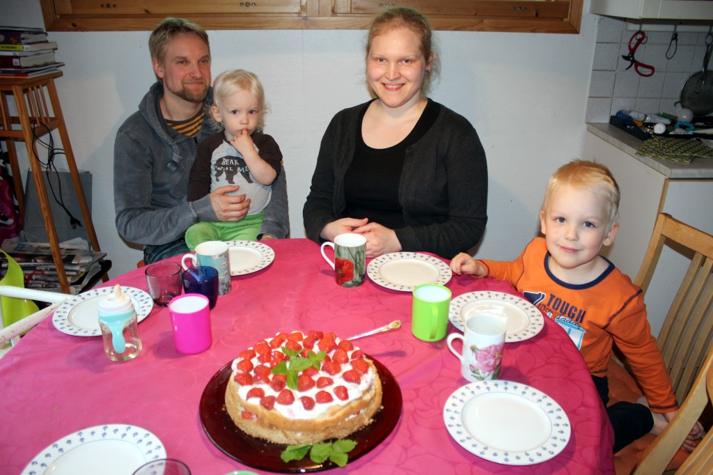 MANSIKKAKAKKU PITI NAUTTIA SISÄLLÄ KOLEAN SÄÄN VUOKSI