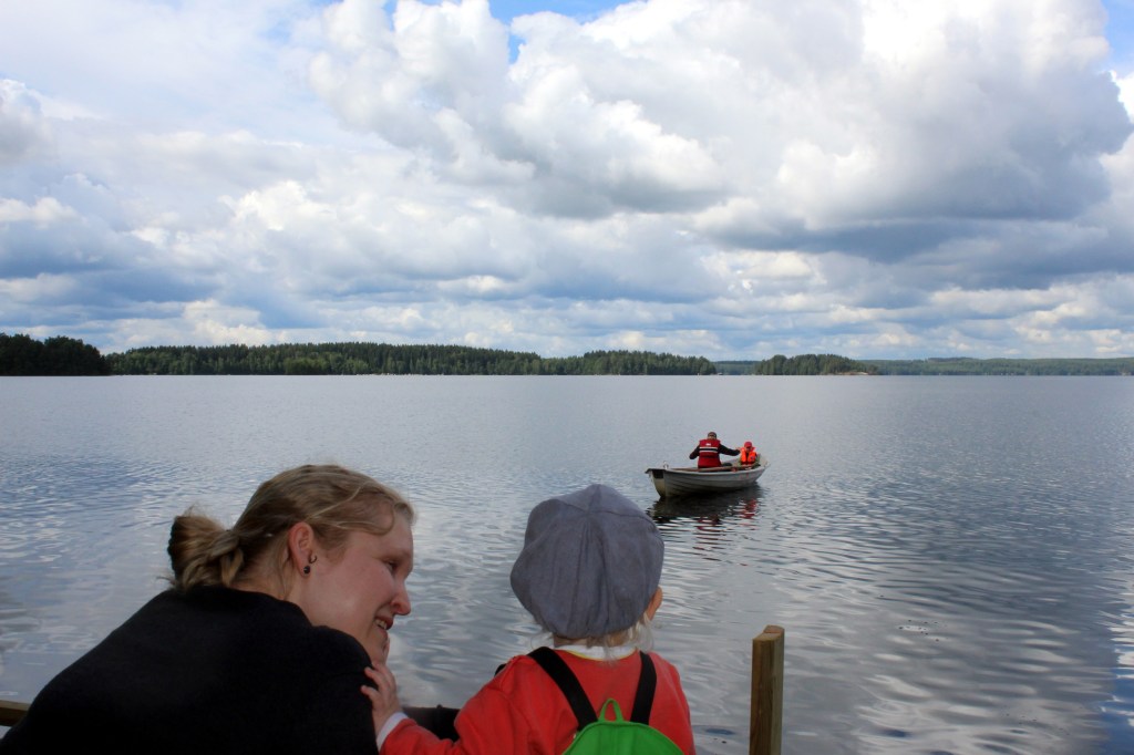 OTSO JA MIIKA LÄHTIVÄT KALAAN, LAURA JA VISA JÄIVÄT RANNALLE