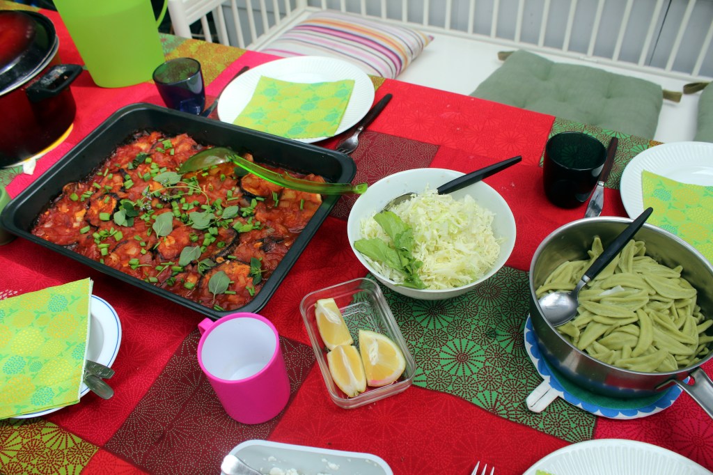 LOUNAALLA TARJOLLA MUNAKOISOPATAA, PASTAA JA KAALISALAATTIA