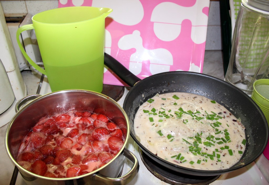 TEHOKAS EMÄNTÄ KEITTELI YHTÄ AIKAA MANSIKOITA JA SIENIMUHENNOSTA