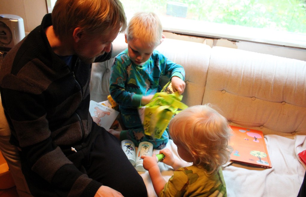 POJAT TUTKIVAT OTSON MUUMI-LAHJAKASSIA