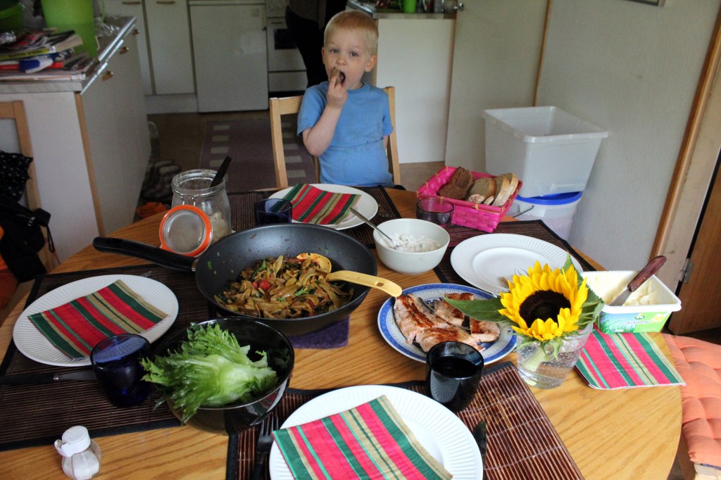 SADESÄÄLLÄ RUOKAILIMME SISÄLLÄ