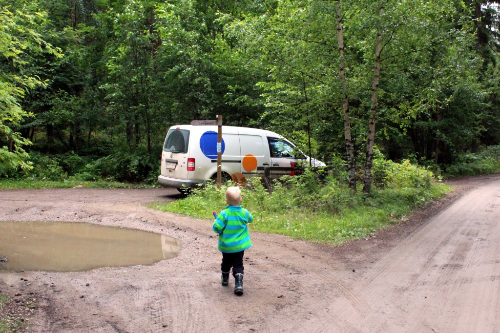 POSTIPOIKA OTSO HAKI JOKA PÄIVÄ HESARIN MÖKKIPOSTILAATIKOSTA