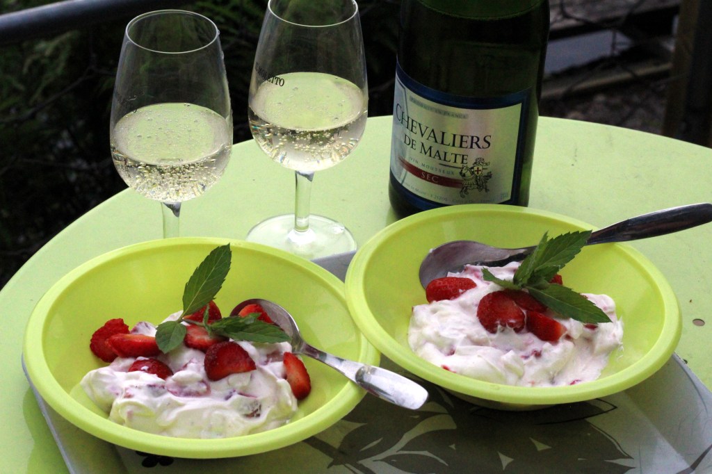 MANSIKOITA JA KUOHUVIINIÄ, NAM