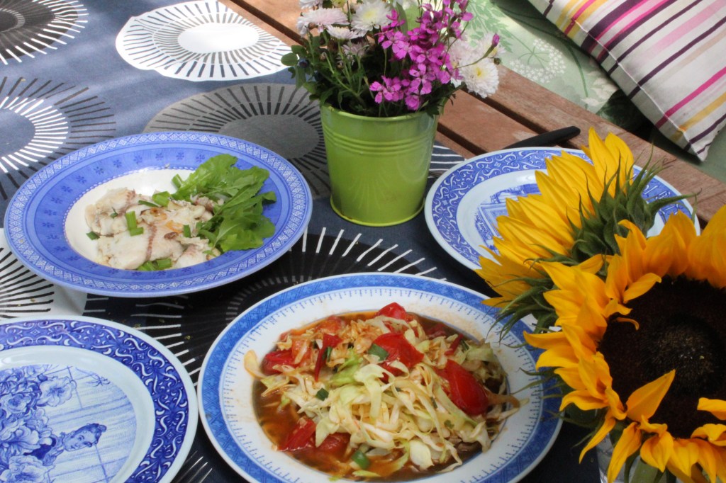 VOISSA PAISTETTUA SIIKAA JA WOKATTUA VARHAISKAALI-TOMAATTIPAISTOSTA