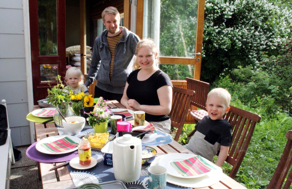 KESÄLOMALAISET PALASIVAT MÖKILLE