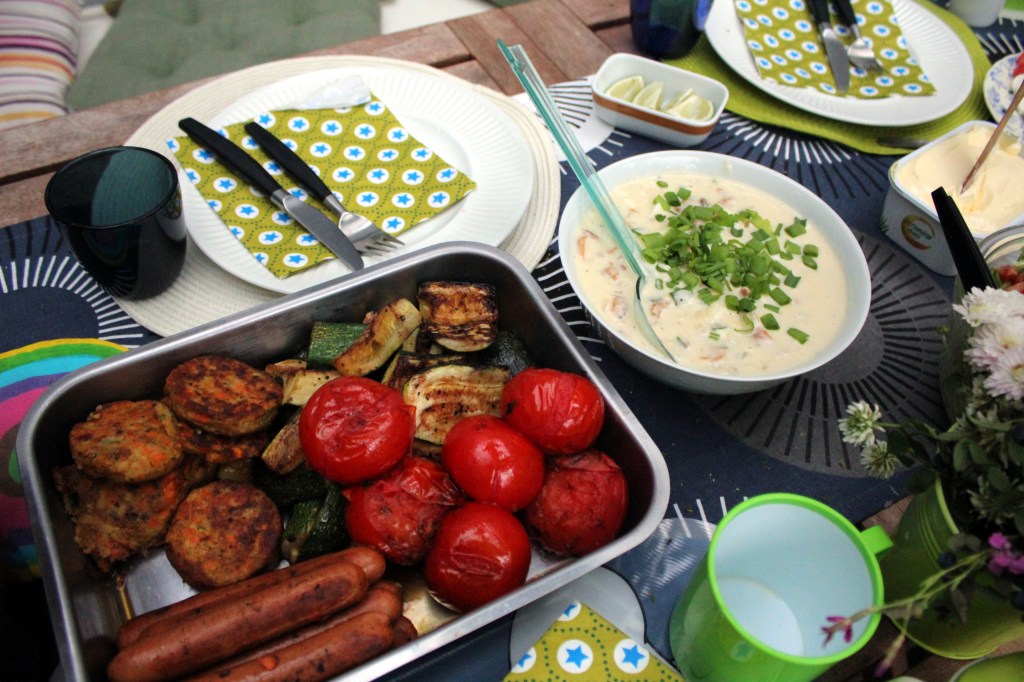 TARJOLLA KESÄKASVIKSIA JA LANKKUPIHVEJÄ