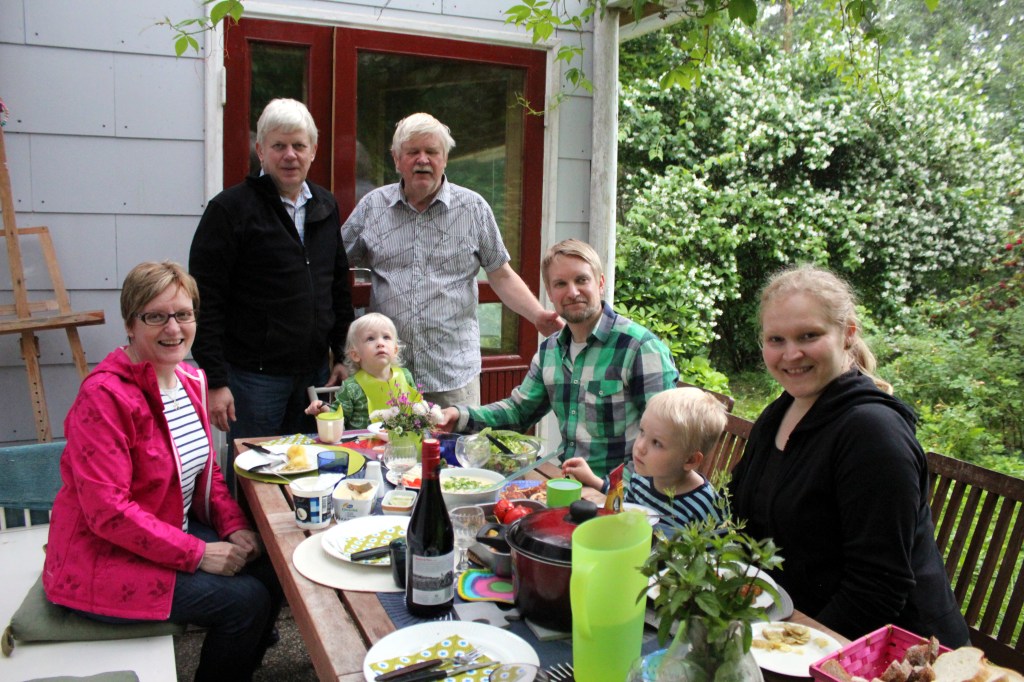 KESÄVIERAAT OLIVAT ULKORUOKAILUSSA SATEESTA HUOLIMATTA