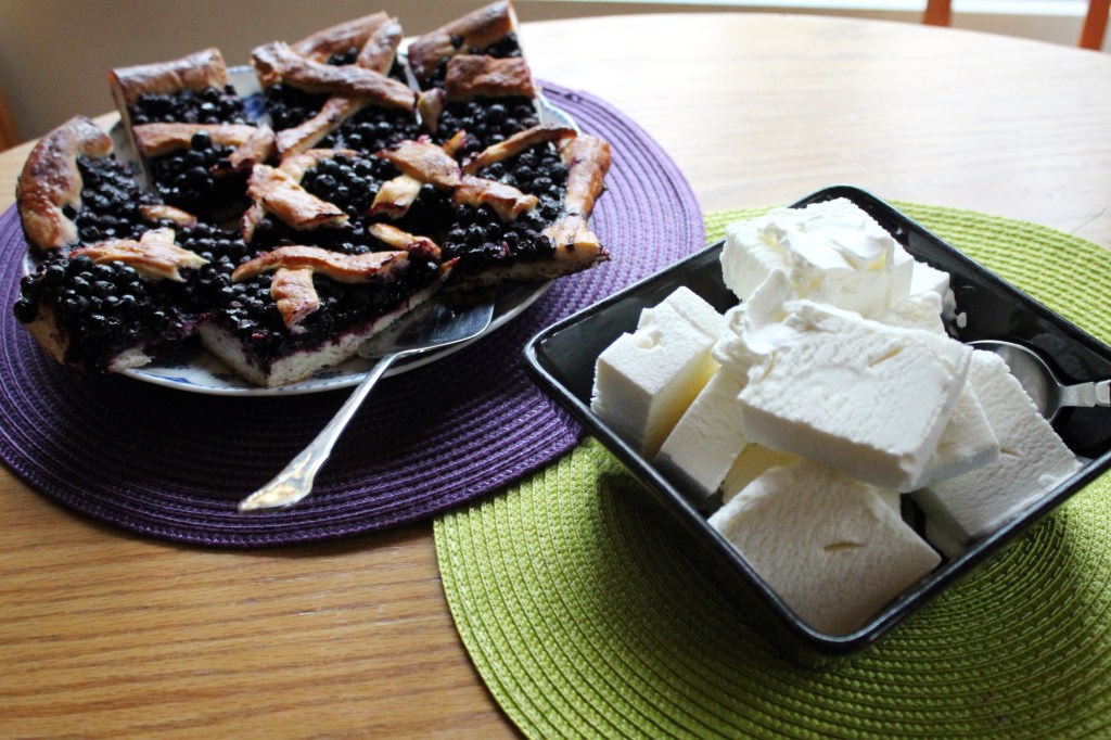 JÄLKIRUUAKSI NAUTIMME MUSTIKKAPIIRAKKAA JA JÄÄTELÖÄ