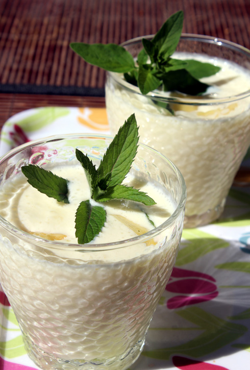 HERKKUPIRTELÖISSÄ ON TUORETTA ANANASTA JA VANILJAJÄÄTELÖÄ