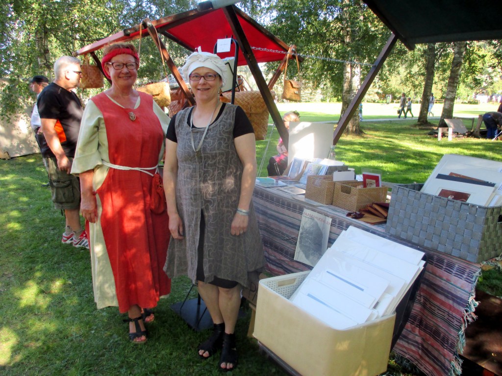 TORIKOJUKAUPPIAAT LEENA JA PETRA