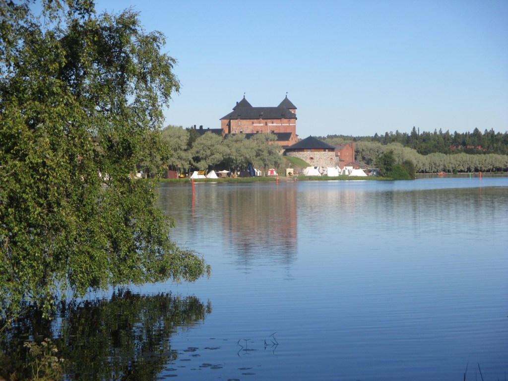 KESKIAIKALEIRIN TELTTOJA LINNAN KUPEESSA
