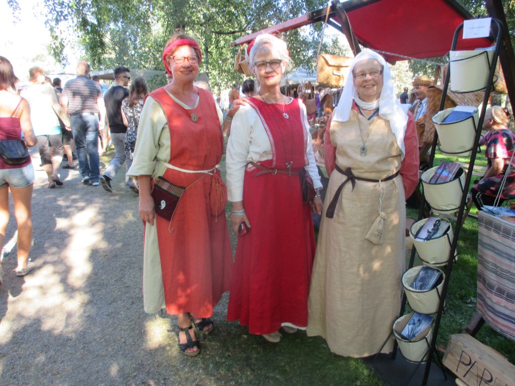 TAITEILIJASISKOT LEENA, MARI JA PIRJO