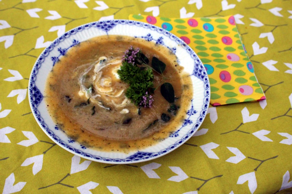 KESÄKURPITSA-LEHTIKAALIKEITTOA