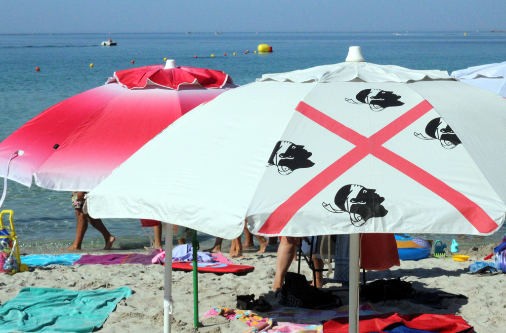 SARDINIAN NYKYINENSSÄ LIPUSSA SIDE ON NOSTETTU OTSALLE