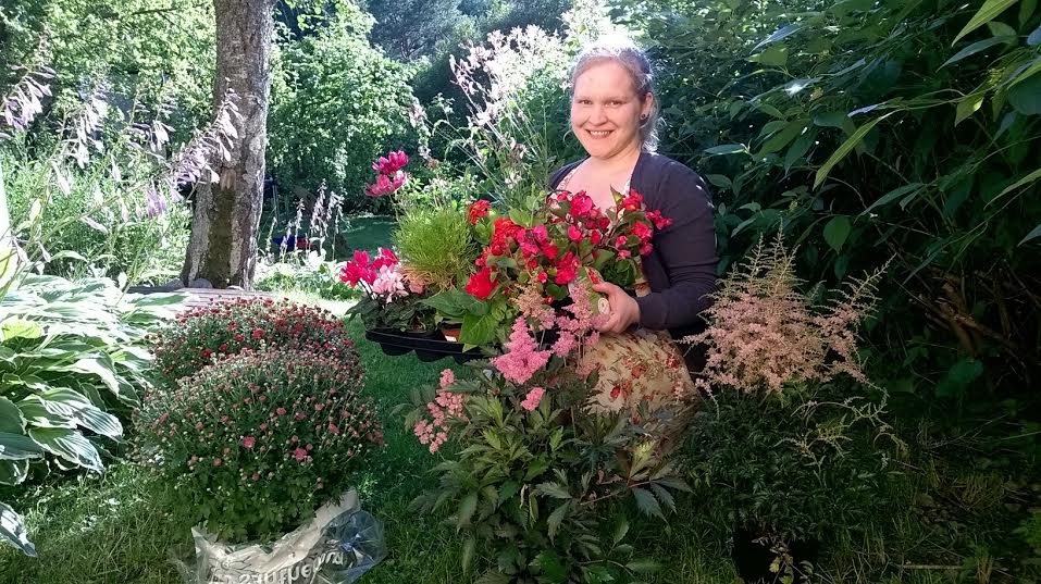 KUVAVIESTI KERTOI, ETTÄ VIELÄ EHTII SAADA PIHAAN VÄRIÄ