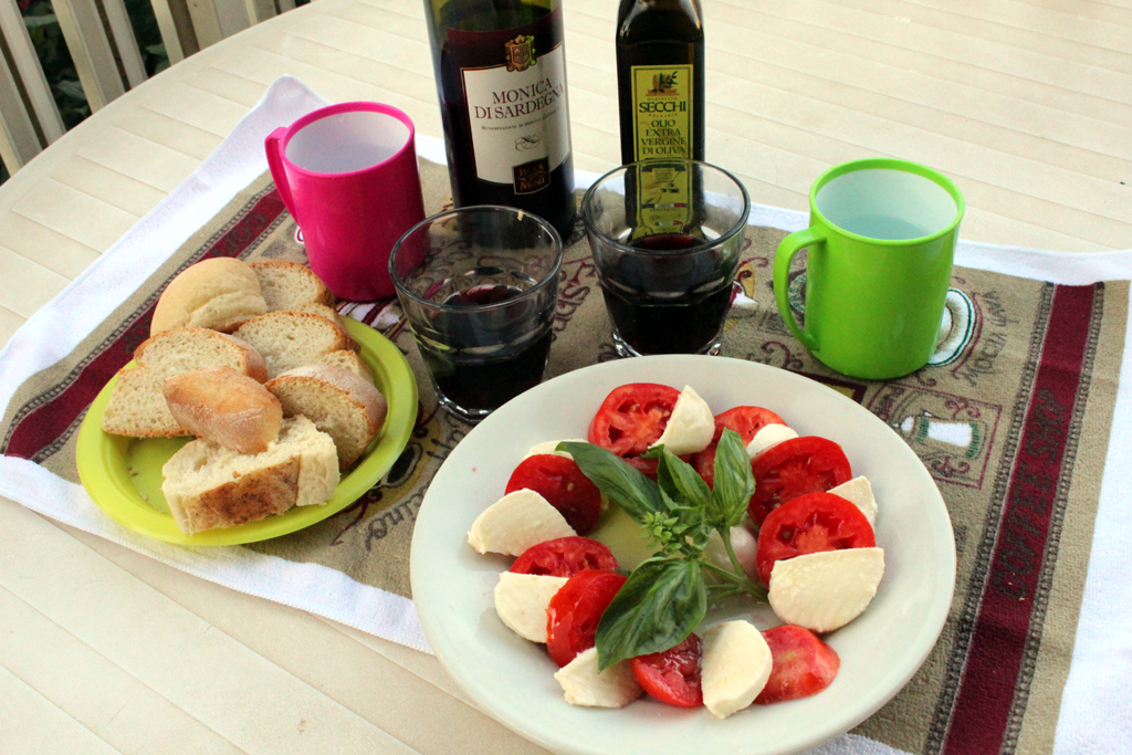 OMATEKOISTA TOMAATTI-MOZZARELLASALAATTIA