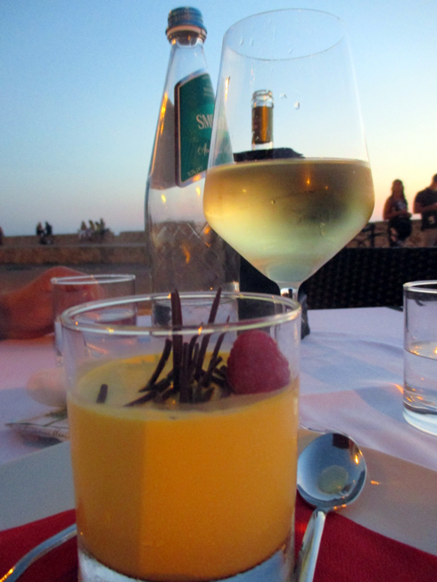 SAHRAMILLA MAUSTETTU PANNACOTTA JUHLISTI ILLAN